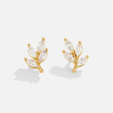 Zoé – Gold earrings with leaf detail.