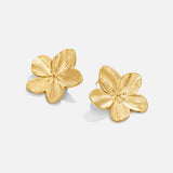 Madeleine – Gold flower-shaped earrings.