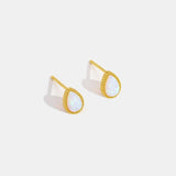Chloé – Elegant gold earrings.