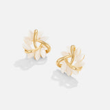 Léa – Gold earrings with floral details.