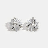 Élodie – Silver earrings in the shape of a flower.