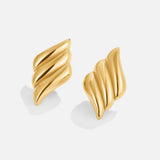 Camille – Gold earrings with wavy structure.