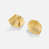 Anaïs – Gold earrings with a fan-shaped structure.
